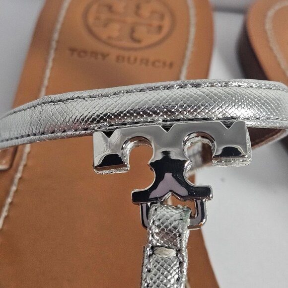 Tory Burch Women’s Silver Leather Sandals 8 Thong Logo Flat Old Money Coastal - Picture 4 of 12
